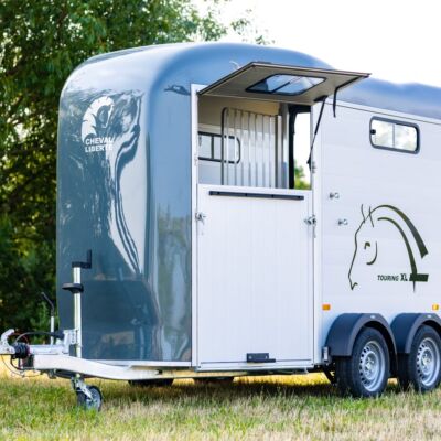 Touring XL + Built-in tack room - Double Horse Trailer